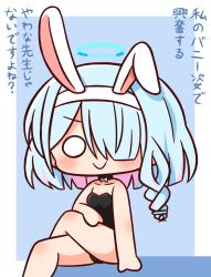 Rule 34 | &gt;:), 1girl, animal ears, arona (blue archive), bare arms, bare legs, bare shoulders, barefoot, black choker, black leotard, blue archive, blue background, blue hair, blush, chibi, choker, closed mouth, crossed legs, fake animal ears, feet out of frame, hair over one eye, hairband, halo, hana kazari, highres, leotard, looking at viewer, multicolored hair, o o, pink hair, playboy bunny, rabbit ears, smile, solo, strapless, strapless leotard, translation request, two-tone background, two-tone hair, v-shaped eyebrows, white background, white hairband