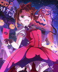 Rule 34 | &gt;;d, 10s, 1girl, ;d, brown hair, fangs, fingerless gloves, gloves, halloween, idolmaster, idolmaster million live!, jack-o&#039;-lantern, laughing, looking at viewer, musical note, my dear vampire, official art, one eye closed, open mouth, purple eyes, side ponytail, smile, v-shaped eyebrows, wink, yokoyama nao