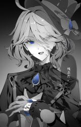 Rule 34 | 1girl, ahoge, ascot, blood, blood on clothes, blood on face, blood on gloves, blue brooch, blue eyes, furina (genshin impact), genshin impact, greyscale, hair between eyes, hair over one eye, hat, highres, jacket, looking at viewer, monochrome, open mouth, short hair, sidelocks, simple background, smile, solo, speech bubble, top hat, upper body, xu (anniechika)