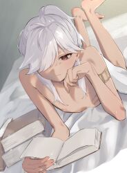 Rule 34 | 1boy, barefoot, bed, blanket, blush, book, closed mouth, cyno (genshin impact), dark-skinned male, dark skin, genshin impact, grey hair, hair between eyes, highres, holding, holding book, long hair, lying, nude, on bed, on stomach, oniichantoitte, open book, ponytail, red eyes, ribs, solo, trap, white hair