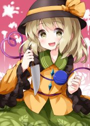 Rule 34 | 1girl, black hat, buttons, cowboy shot, floral background, floral print, flower, frilled shirt collar, frilled sleeves, frills, gradient background, green eyes, green hair, green skirt, hair between eyes, hat, hat ribbon, heart, heart of string, highres, holding, holding knife, holding weapon, knife, komeiji koishi, long sleeves, looking at viewer, open mouth, pink background, ribbon, rose, rose background, rose print, ruu (tksymkw), shirt, skirt, smile, solo, stain, standing, third eye, touhou, weapon, white flower, white rose, wide sleeves, yellow ribbon, yellow shirt