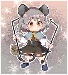 Rule 34 | 1girl, animal ears, basket, black skirt, black vest, blue capelet, blue footwear, blush, capelet, chibi, commentary request, dowsing rod, full body, grey background, grey hair, holding, holding with tail, jewelry, kaoling, long sleeves, looking at viewer, miniskirt, mouse (animal), mouse ears, mouse tail, nazrin, outline, partial commentary, pendant, prehensile tail, red eyes, shirt, shoes, short hair, skirt, skirt set, smile, socks, solo, standing, tail, touhou, vest, white outline, white shirt, white socks