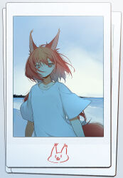 Rule 34 | 1girl, absurdres, animal ears, arknights, beach, bright pupils, collarbone, evening, extra ears, flametail (arknights), grey sky, hair between eyes, highres, looking at viewer, ocean, outdoors, photo (object), red eyes, red hair, shirt, short sleeves, signal 1120, sky, smile, solo, squirrel ears, squirrel girl, squirrel tail, t-shirt, tail, upper body, white pupils, white shirt, wind