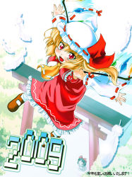 Rule 34 | 1girl, angry, blonde hair, clothes theft, cosplay, detached sleeves, feathers, female focus, flandre scarlet, flying, hakurei reimu, hakurei reimu (cosplay), hat, japanese clothes, marusuke, miko, mob cap, nature, one side up, outdoors, plant, ponytail, red eyes, short hair, side ponytail, solo, theft, touhou, translation request, white feathers, wings