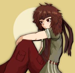 Rule 34 | 1other, androgynous, belt, black headband, black outline, blush, brown belt, brown eyes, brown hair, brown skirt, closed mouth, eyelashes, feet out of frame, green jacket, gzpxllztt, hand on own knee, headband, jacket, knees up, knife, kurohebi, len&#039;en, light frown, messy hair, outline, pants, pocket, red pants, sitting, skirt, solo, yellow background