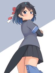 Rule 34 | 1girl, absurdres, black hair, black shirt, black skirt, blue eyes, blush, closed mouth, crossed arms, dot mouth, from behind, grey background, grey jacket, hair ornament, head wings, highres, jacket, kemono friends, layered sleeves, long sleeves, looking at viewer, looking back, pleated skirt, shiraha maru, shirt, short hair, short over long sleeves, short sleeves, simple background, skirt, solo, superb bird-of-paradise (kemono friends), tail, thigh strap, two-tone background, white background, wings