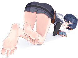 1girl barefoot belle_(zenless_zone_zero) black_hair blush feet green_eyes highres iberiko_(soinesitai) looking_at_viewer looking_back parted_lips short_hair soles toes zenless_zone_zero