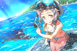 Rule 34 | 1girl, bikini, blue sky, breasts, commentary request, day, goggles, goggles on head, guriko (mossari), idolmaster, idolmaster million live!, looking at viewer, makabe mizuki, ocean, pointing, purple hair, short hair, side-tie bikini bottom, sky, small breasts, snorkel, solo, sparkling eyes, swimsuit, water, wet, yellow eyes
