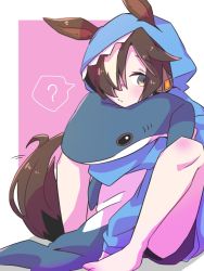 Rule 34 | 1girl, ?, animal ears, barefoot, black shorts, border, brown eyes, brown hair, closed mouth, hair over one eye, horse ears, horse girl, horse tail, long hair, looking at viewer, maru (hachi 47923), hugging object, pajamas, pink background, shorts, solo, spoken question mark, tail, toes, umamusume, vodka (umamusume), white border