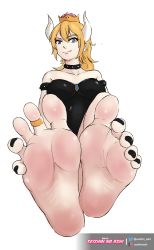Rule 34 | 1girl, armlet, arms at sides, bare shoulders, barefoot, black nails, blonde hair, blue eyes, blue gemstone, bowsette, bracelet, breasts, closed mouth, collar, collarbone, crown, dress, eyelashes, eyeshadow, fang, fang out, feet, female focus, foot focus, forked eyebrows, full body, gem, hair between eyes, highres, horns, jewelry, knee up, large breasts, long hair, looking at viewer, makeup, mario (series), monster girl, nail polish, neck, new super mario bros. u deluxe, nintendo, pointy ears, ponytail, seishinashi, simple background, sitting, smile, soles, solo, spiked armlet, spiked bracelet, spiked collar, spikes, super crown, thick eyebrows, toenail polish, toenails, toes, white background, white horns