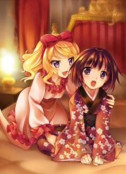 Rule 34 | 2girls, :d, :o, alice blanche, bed, black hair, blonde hair, bow, dress, fang, floral print, frills, hair bow, hand on shoulder, ikoku meiro no croisee, japanese clothes, kimono, lamp, multiple girls, okagiri shou, open mouth, smile, yune (ikoku meiro no croisee)