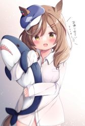 Rule 34 | 1girl, animal ears, blush, borrowed clothes, breasts, brown hair, cabbie hat, commentary request, hair ornament, hairclip, hat, horse ears, horse girl, ikea shark, matikane tannhauser (umamusume), medium breasts, open mouth, simple background, stuffed animal, stuffed shark, stuffed toy, translation request, umamusume, user htyg3254, white background, yellow eyes