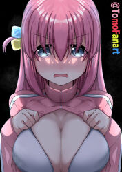 Rule 34 | 1girl, absurdres, angry, black background, blue eyes, blush, bocchi the rock!, bra, breasts, cleavage, clothes lift, gotoh hitori, hair between eyes, hair ornament, highres, jacket, jacket lift, large breasts, long hair, looking at viewer, open clothes, open jacket, open mouth, pink hair, pink jacket, simple background, solo, tomodachi (tomofanart), track jacket, twitter username, underwear, upper body, v-shaped eyebrows, white bra
