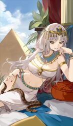 1girl ancient_egyptian_clothes armlet bandeau bare_shoulders blue_sky bracelet breasts caren_hortensia circlet earrings fate/grand_order fate_(series) gold_trim grey_hair grin jewelry karasu_btk long_hair looking_at_viewer medium_breasts midriff navel official_art pyramid_(structure) ring skirt sky smile snake solo usekh_collar wavy_hair white_skirt yellow_eyes