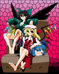 2girls bad_anatomy bad_feet barefoot cirno feet flandre_scarlet kieyza multiple_girls poorly_drawn reiuji_utsuho sitting touhou wings yukkuri_shiteitte_ne