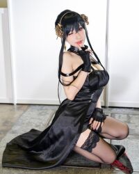 1girl 2023 bare_shoulders black_dress black_gloves black_hair blunt_bangs breasts choker cleavage cosplay cosplay_photo dress earrings female_focus fingerless_gloves gloves gold_trim hand_on_own_cheek hand_on_own_face hand_on_own_thigh hane_ame head_tilt indoors japanese_(nationality) jewelry large_breasts looking_at_viewer one_eye_closed pantyhose photo_(medium) real_life red_eyes red_lips seiza sideboob sitting smile solo spy_x_family thick_lips wink yor_briar yor_briar_(cosplay)