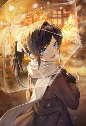 Rule 34 | 1girl, :d, black hair, blue eyes, blurry, blurry background, blush, bow, brown coat, brown gloves, brown hair, coat, commentary, gloves, hair bow, holding, holding umbrella, house, light, light particles, long sleeves, looking at viewer, looking back, medium hair, night, open mouth, original, outdoors, plus1024, scarf, sidelocks, smile, solo, standing, swept bangs, symbol-only commentary, teeth, umbrella, upper body, upper teeth only, white bow, white scarf