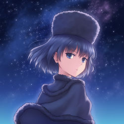 Rule 34 | 1girl, black capelet, black eyes, black hair, black hat, capelet, closed mouth, commentary, floating hair, from behind, fur-trimmed capelet, fur collar, fur hat, fur trim, hat, highres, kuonji alice, looking at viewer, mahou tsukai no yoru, night, night sky, outdoors, papakha, short hair, sky, solo, star (sky), tkfkid, upper body, ushanka
