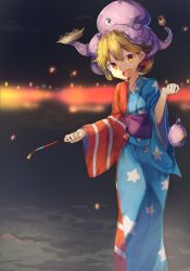 Rule 34 | 1girl, adapted costume, american flag, american flag kimono, american flag print, animal, animal on head, bad id, bad twitter id, blonde hair, clownpiece, commentary request, fang, food, gensou ningyou enbu, head tilt, highres, holding, japanese clothes, kimono, long sleeves, looking at viewer, night, obi, octopus, on head, open mouth, orange eyes, outdoors, print kimono, sash, smile, solo, standing, star (symbol), striped, suminagashi, takoyaki, touhou, water balloon, wide sleeves, yukata