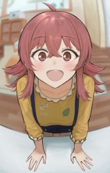 Rule 34 | 1girl, ahoge, amepa, blurry, blurry background, carpet, collarbone, happy, highres, idolmaster, idolmaster shiny colors, indoors, komiya kaho, leaning on table, long hair, long sleeves, looking at viewer, open mouth, red eyes, red hair, shirt, smile, table, window, yellow shirt