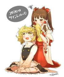 Rule 34 | 2girls, :d, adjusting another&#039;s hair, alternate hairstyle, ascot, blonde hair, bow, brown eyes, brown hair, commentary request, detached sleeves, hair bow, hair tubes, hakurei reimu, indian style, kirisame marisa, kneeling, multiple girls, no headwear, open mouth, papiko (papiko8901), red bow, short hair, simple background, sitting, smile, touhou, translation request, twintails, twintails day, white background, wide sleeves, yellow ascot, yellow eyes