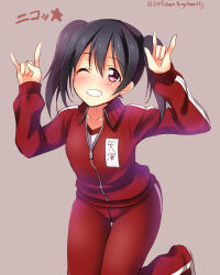 Rule 34 | 10s, 1girl, ;d, \m/, black hair, blush, double \m/, grin, gym uniform, highres, jacket, leg up, looking at viewer, love live!, love live! school idol project, one eye closed, open mouth, pink eyes, short hair, smile, solo, track jacket, track suit, twintails, yazawa nico, yu-ta