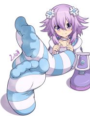 Rule 34 | 1girl, absurdres, artist name, blush, closed mouth, collarbone, d-pad, d-pad hair ornament, feet, flat chest, foot focus, hair between eyes, hair ornament, highres, holding, holding shoes, jacket, legs on table, looking at viewer, nail polish, neptune (neptunia), neptune (series), purple eyes, purple hair, revision, shoes, short hair, simple background, sitting, smile, socks, soles, solo, steam, steaming body, striped clothes, striped socks, sweat, thighhighs, toes, unworn shoes, white background, zuko (artist)