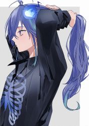 Rule 34 | 1boy, alternate hairstyle, antenna hair, black shirt, blue hair, collared shirt, expressionless, from side, hair tie, hands up, highres, holostars, long hair, looking ahead, male focus, minase rio, mouth hold, multicolored hair, ponytail, profile, purple eyes, purple hair, shirt, simple background, skeleton print, solo, streaked hair, tying hair, upper body, virtual youtuber, xmayo0x
