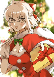 1girl absurdres alternate_costume blonde_hair bow box breasts capelet christmas christmas_tree commentary_request dress fate/grand_order fate_(series) fur-trimmed_capelet fur-trimmed_dress fur_trim gift gift_box hair_between_eyes hair_bow half_updo highres holding holding_gift holding_sack incoming_gift koha-ace looking_at_viewer medium_breasts okita_souji_(fate) okita_souji_(koha-ace) open_mouth red_bow red_capelet red_dress sack santa_costume shiho_(shihoteifujo) sleeveless sleeveless_dress smile solo