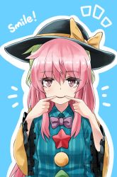 Rule 34 | 2girls, behind another, black hat, blue background, blue shirt, bow, bowtie, eyebrows, forced smile, frilled sleeves, frills, fuente, green hair, hat, hat bow, hata no kokoro, komeiji koishi, long hair, looking at viewer, multiple girls, outline, pink eyes, pink hair, plaid, plaid shirt, shirt, smile, star (symbol), touhou, white outline, wide sleeves