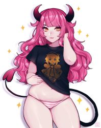 Rule 34 | 1girl, :3, black shirt, closed mouth, clothes lift, commentary, cowboy shot, demon girl, demon horns, demon tail, highres, horns, lifted by self, long hair, navel, pink hair, pink theme, plump, shari cote, shirt, shirt lift, short sleeves, simple background, solo, stomach, tail, thighs, white background, yellow eyes