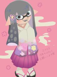 Rule 34 | 1girl, anna gomesi, blue eyes, commentary request, dated, egasumi, flower, grey hair, hair flower, hair ornament, highres, inkling, inkling girl, inkling player character, long hair, looking at viewer, nintendo, open mouth, pink background, pointy ears, sandals, simple background, sleeves past fingers, sleeves past wrists, smile, solo, splatoon (series), standing, teeth, tentacle hair, translation request, zouri