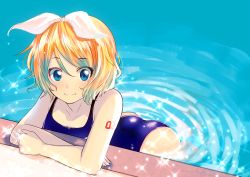 Rule 34 | 1girl, asanome, blonde hair, blue eyes, blue one-piece swimsuit, gradient background, hair ribbon, kagamine rin, looking at viewer, one-piece swimsuit, partially submerged, pool, poolside, ribbon, ripples, short hair, smile, solo, swimsuit, vocaloid, water