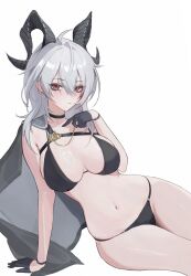 1girl alternate_costume bikini black_bikini black_gloves breasts cape gloves grey_cape grey_hair highres horns i_ly medium_breasts navel red_eyes simple_background solo swimsuit white_background wuthering_waves zani_(wuthering_waves)