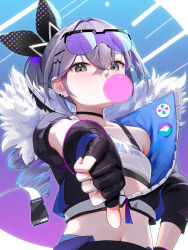 Rule 34 | 1girl, black bow, bow, blowing bubbles, chewing gum, choker, crop top, cropped jacket, fingerless gloves, fur-trimmed jacket, fur trim, gloves, goggles, goggles on head, grey eyes, grey hair, hair bow, highres, honkai: star rail, honkai (series), jacket, long sleeves, midriff, navel, partially unzipped, ponytail, silver wolf (honkai: star rail), solo, thumbs down, wo chi xiangjiao pi