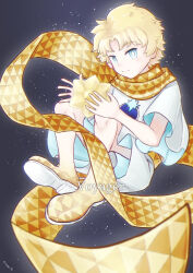 Rule 34 | 1boy, absurdres, blonde hair, blue eyes, blush, bright pupils, character name, fate/grand order, fate (series), full body, highres, long scarf, male focus, scarf, shoes, short hair, smile, solo, star (symbol), starry background, tatu ieji, voyager (fate), white pupils, white tunic, yellow scarf