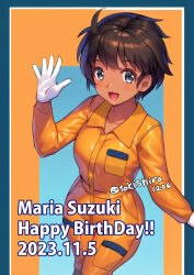 Rule 34 | 1girl, ai-assisted, birthday, blue border, blue eyes, border, brown hair, character name, commentary request, cowboy shot, dark-skinned female, dark skin, dated, english text, girls und panzer, gloves, happy birthday, jumpsuit, long sleeves, looking at viewer, mechanic, open mouth, orange jumpsuit, partial commentary, short hair, smile, solo, suzuki (girls und panzer), tokishiro (himawarihatake), twitter username, uniform, waving, white border, white gloves