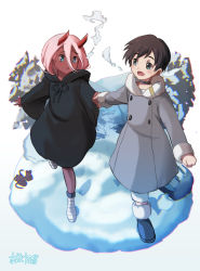 Rule 34 | 10s, 1boy, 1girl, azuma kei, black hair, blue eyes, couple, darling in the franxx, green eyes, holding hands, hiro (darling in the franxx), horns, pink hair, signature, spoilers, zero two (darling in the franxx)