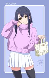 Rule 34 | 1girl, bag, black thighhighs, blue hair, closed mouth, dated, hand up, handbag, highres, holding, holding bag, long hair, long sleeves, looking at viewer, nii manabu, original, pleated skirt, purple background, purple sweater, signature, simple background, skirt, smile, solo, standing, sweater, thighhighs, turtleneck, turtleneck sweater, white skirt, yellow eyes