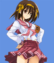 Rule 34 | &gt;:), 1girl, alternate costume, bad id, bad pixiv id, brown eyes, brown hair, company connection, cosplay, hairband, kyoto animation, looking at viewer, lucky star, panties, pantyshot, pleated skirt, school uniform, serafuku, shibamine takashi, short hair, simple background, skirt, smile, solo, suzumiya haruhi, suzumiya haruhi no yuuutsu, underwear, upskirt, v-shaped eyebrows, voice actor connection, wind