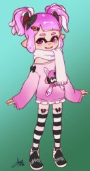 Rule 34 | 1girl, aogami, black bow, bow, female focus, full body, gradient background, green background, hair bow, hair ornament, heart, heart hair ornament, highres, inkling player character, nintendo, open mouth, pink hair, pointy ears, scarf, signature, sleeves past wrists, smile, solo, splatoon (series), standing, striped clothes, striped thighhighs, tentacle hair, thighhighs, twintails