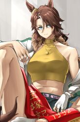 Rule 34 | 1girl, absurdres, animal ears, blue eyes, breasts, brown hair, commentary request, cowboy shot, crop top, cropped jacket, gradient background, grin, hair between eyes, highres, horse ears, horse girl, jacket, knee up, looking at viewer, luna (gkluna mas), medium breasts, mejiro palmer (umamusume), midriff, open clothes, open jacket, ponytail, shirt, short hair, simple background, sleeveless, sleeveless turtleneck, smile, solo, standing, stomach, sweater, tail, turtleneck, umamusume, upper body, white background, white jacket, yellow sweater
