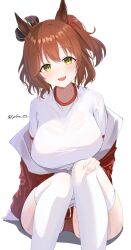 Rule 34 | 1girl, animal ears, aston machan (umamusume), blush, breasts, brown hair, buruma, commentary request, crown, feet out of frame, green eyes, hair between eyes, hand on own knee, highres, horse ears, horse girl, jacket, jacket partially removed, large breasts, looking at viewer, lryutanl, ponytail, red buruma, red jacket, shirt, short hair, simple background, smile, solo, thighhighs, tilted headwear, twitter username, umamusume, white background, white shirt, white thighhighs