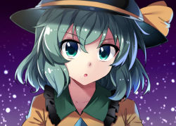Rule 34 | &gt;:o, 1girl, :o, black hat, commentary request, e.o., eyelashes, gradient background, green eyes, green hair, hat, hat ribbon, komeiji koishi, light particles, looking at viewer, open mouth, purple background, ribbon, short hair, solo, touhou, upper body, v-shaped eyebrows, yellow ribbon