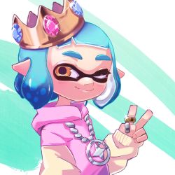 Rule 34 | 1girl, ;), blue hair, blunt bangs, brown eyes, brown headwear, chain, chain necklace, closed mouth, commentary, cosplay, crown, dress, gem, green background, hood, hood down, hoodie, inkling, inkling girl, inkling player character, jewelry, long sleeves, looking at viewer, necklace, nintendo, one eye closed, pearl (splatoon), pearl (splatoon) (cosplay), pendant, pink dress, pointy ears, ring, short hair, smile, solo, sparkle, splatoon (series), splatoon 2, sweater, sweater dress, tentacle hair, tilted headwear, upper body, upsidedown510, v