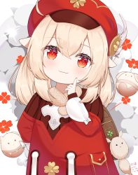 Rule 34 | 1girl, absurdres, backpack, bag, blonde hair, blush, cabbie hat, child, closed mouth, clover, commentary request, dress, genshin impact, hair between eyes, hat, hat feather, highres, jumpy dumpty, kagami (kgmgts), klee (genshin impact), long sleeves, looking at viewer, pointy ears, red dress, red eyes, red hat, short hair, simple background, smile, solo