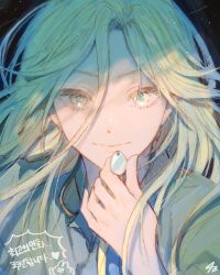 1boy 43_pon bad_id bad_twitter_id black_background character_request closed_mouth copyright_request green_hair hair_between_eyes hand_up highres holding korean_text long_hair long_hair_between_eyes looking_at_viewer male_focus signature smile solo translation_request upper_body yellow_eyes