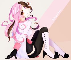 Rule 34 | 1girl, arm support, black gloves, boots, breasts, brown eyes, brown hair, character name, gloves, head tilt, heterochromia, leafy26, long hair, looking back, messy hair, multicolored hair, neo politan, pants, pink eyes, pink hair, rwby, sitting, smile, solo, split-color hair, tight clothes, tight pants