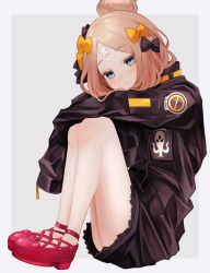 Rule 34 | 1girl, abigail williams (fate), abigail williams (traveling outfit) (fate), absurdres, bandaid, bandaid on face, bandaid on forehead, belt, black bow, black jacket, blonde hair, blue eyes, bow, breasts, crossed bandaids, fate/grand order, fate (series), forehead, hair bow, hair bun, high collar, highres, jacket, knees up, long hair, long sleeves, multiple hair bows, orange belt, orange bow, parted bangs, polka dot, polka dot bow, sitting, sleeves past fingers, sleeves past wrists, small breasts, smile, solo, sumi (gfgf 045)