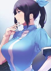 Rule 34 | 1girl, black hair, blue ribbon, blue shirt, breasts, closed mouth, commentary, hair ribbon, hand on own hip, hand up, hibike! euphonium, highres, kousaka reina, kuziaaizuk, large breasts, looking to the side, ponytail, purple eyes, ribbon, shirt, short sleeves, solo, upper body